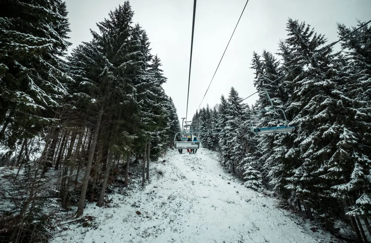 Télésiège transportant des skieurs dans un paysage enneigé